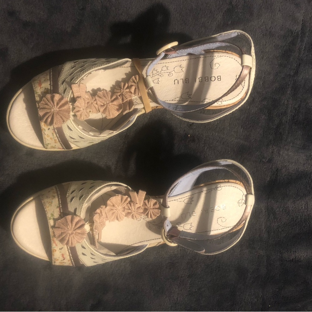 Women's Cream and Tan Sandals